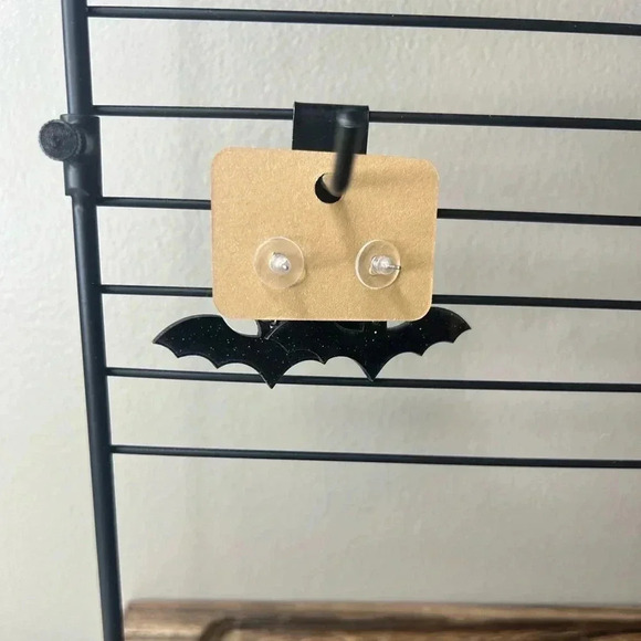 Adorable Spooky Bats Black Pink Halloween Lightweight Post Dangly Earrings NEW - Picture 2 of 3